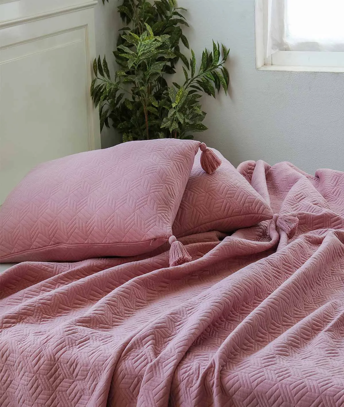 3D Cubic Musk Rose 100% Cotton Knitted King Size Bed Cover with 2 Pillow Cover (Set of 3)