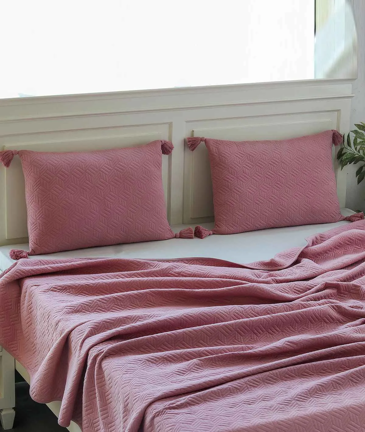 3D Cubic Musk Rose 100% Cotton Knitted King Size Bed Cover with 2 Pillow Cover (Set of 3)